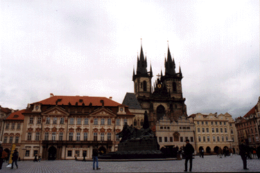 plaza4.gif (54732 bytes)